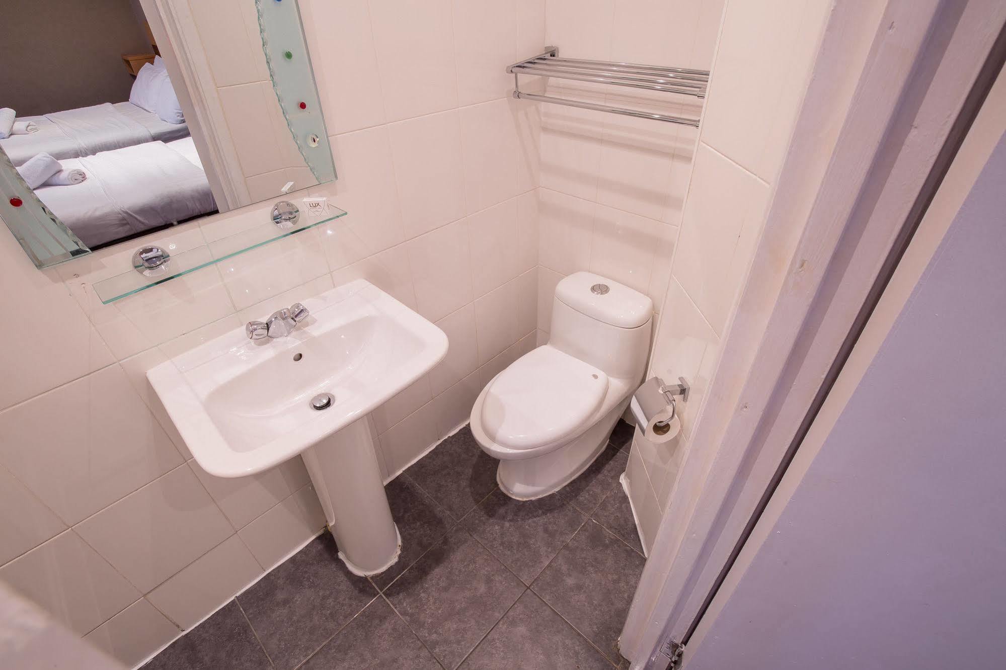 Отель Newham 2*